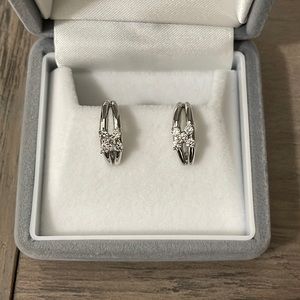K18 white gold earring with diamonds